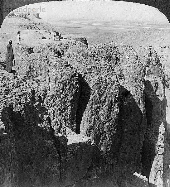 Blick auf den Nil von den westlichen Gipfeln von Theben  Ägypten  1905: Underwood & Underwood
