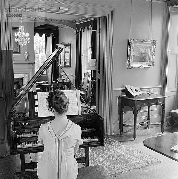 Frau im Abendkleid beim Cembalospiel  Fenton House  London  1960-1965. Künstler: John Gay