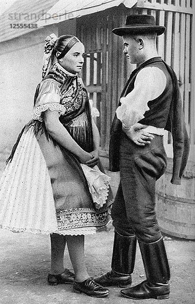 Ein junges slowakisches Paar  Ungarn  1926.Künstler: AW Cutler