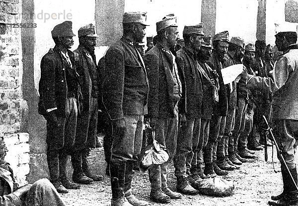 Österreichische Truppen ergeben sich  ohne einen Schuss abzugeben  1914. Künstler: Unbekannt