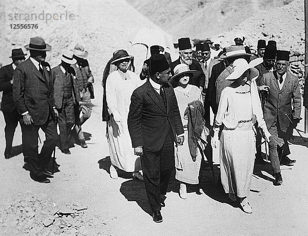 Prominente Besucher des Grabes von Tutanchamun  Tal der Könige  Ägypten  1923. Künstler: Harry Burton