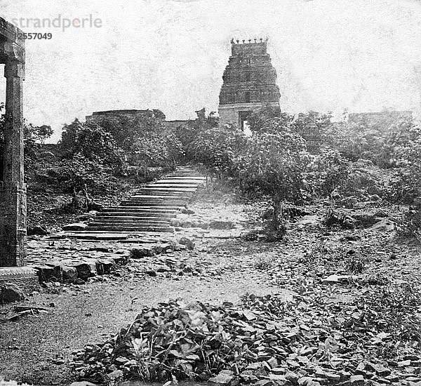 Eine Tempelruine in der Nähe von Madras  Indien  1874. Künstler: Unbekannt