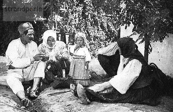 Serbische Familie erzählt die Geschichte der Vertreibung der Österreicher aus Bosnien  Erster Weltkrieg  1914. Künstler: Unbekannt