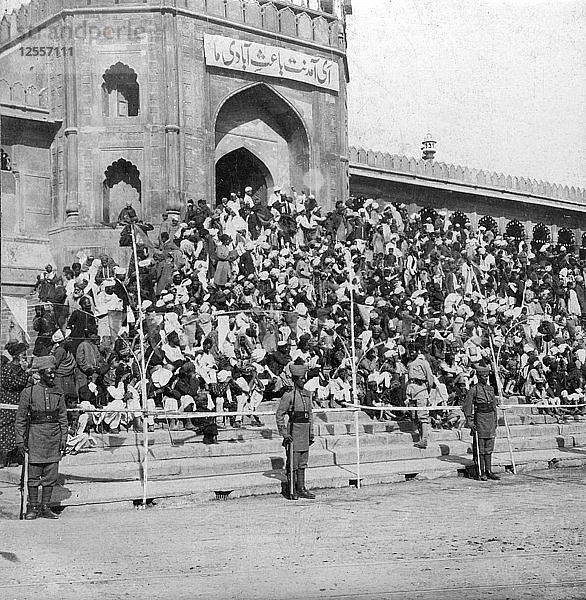 Zuschauer in der Jumma Masjid  Bangalore  Indien  1900 Künstler: H Hands & Son