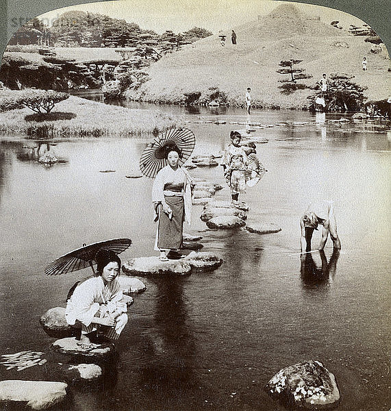 Frauen  die den See auf Trittsteinen überqueren  Suizen-ji-Garten  Kumamoto  Japan  1904.Künstler: Underwood & Underwood