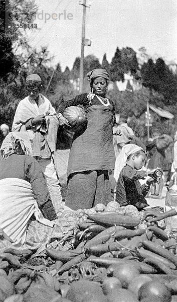 Ein Lebensmittelmarkt in Darjeeling  Westbengalen  Indien  um 1910. Künstler: Unbekannt