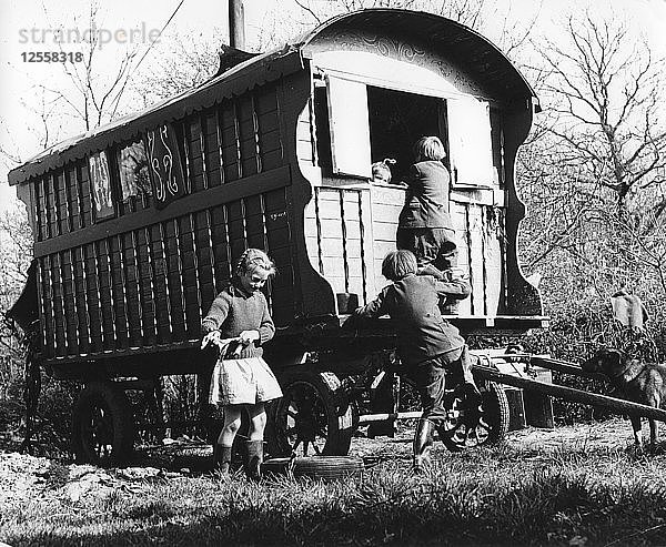 Zigeunerkinder spielen vor ihrem Wohnwagen  1960er Jahre.