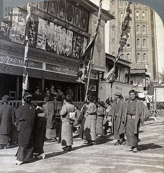 Zuschauer einer kostenlosen Vorstellung in der Theatre Street  Blick nach Norden zum Asakusa-Turm  Tokio  Japan  1904. Künstler: Underwood & Underwood