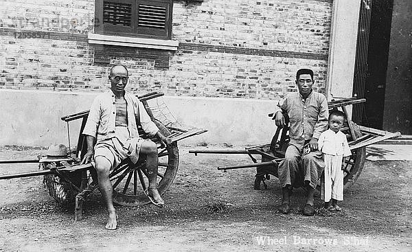 Männer mit Schubkarren  Vietnam(?)  20. Jahrhundert. Künstler: Unbekannt