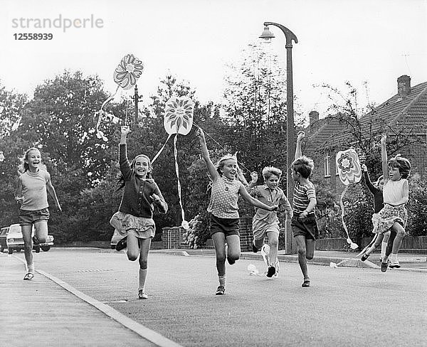 Kinder lassen Drachen steigen  Horley  Surrey  ca. 1965-1975(?).