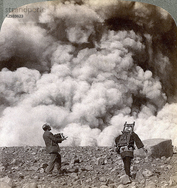 Plötzliche Vulkanexplosion im Krater des Berges Asama (Asamayama)  Japan  1904.Künstler: Underwood & Underwood