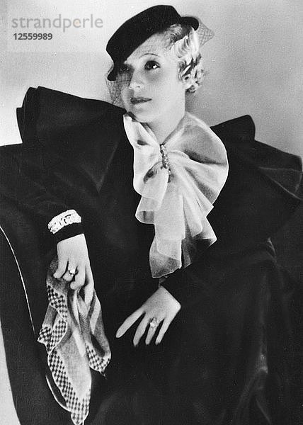 Marta Eggerth  in Ungarn geborene amerikanische Sängerin und Schauspielerin  1930er Jahre(?). Künstlerin: Mahrenholz