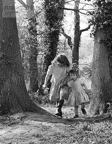 Janie und Daphne  Zigeunermädchen  Charlwood  Surrey  1964.