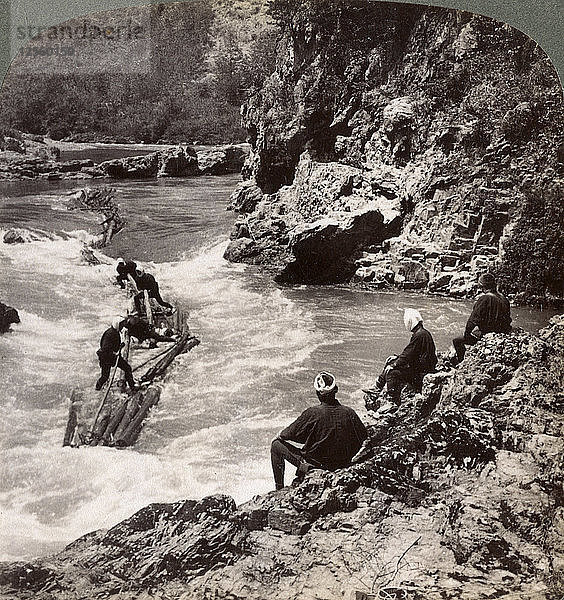 Männer auf einem Holzfloß  die die Hozu-Stromschnellen auf dem Katsura-Fluss befahren  Kyoto  Japan  1904. Künstler: Underwood & Underwood