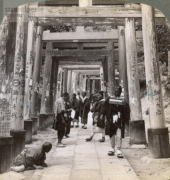 Kommen und Gehen unter langen Reihen von heiligen Torii  Shinto-Tempel von Inari  Kyoto  Japan  1904. Künstler: Underwood & Underwood