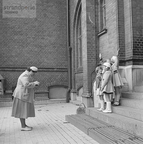 Erster Schultag: eine Mutter fotografiert ihre Tochter und ihre Freunde  Landskrona  Schweden  1952. Künstler: Unbekannt