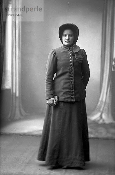 Heilsbringerin in Uniform mit ihrer Bibel in der Hand  Landskrona  Schweden  1910. Künstler: Unbekannt