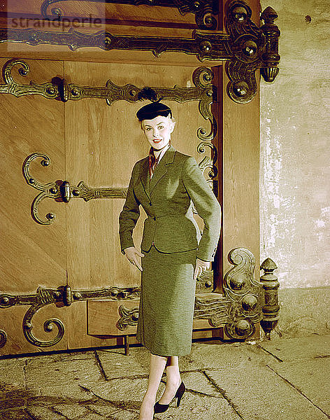 Weibliches Modell zeigt einen Anzug  Historisches Museum  Stockholm  1950er Jahre. Künstler: Göran Algård