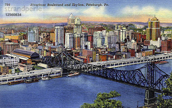 Riverfront Boulevard und Stadtsilhouette  Pittsburgh  Pennsylvania  USA  1940. Künstler: Unbekannt