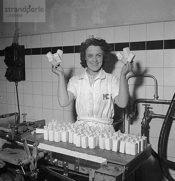 Herstellung von Eislutschern während der Hitzewelle  Stockholm  Schweden  24. Juli 1943. Künstler: Karl Sandels