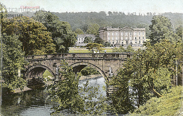 Chatsworth House und Brücke über den Fluss Derwent  Derbyshire  um 1910. Künstler: Unbekannt