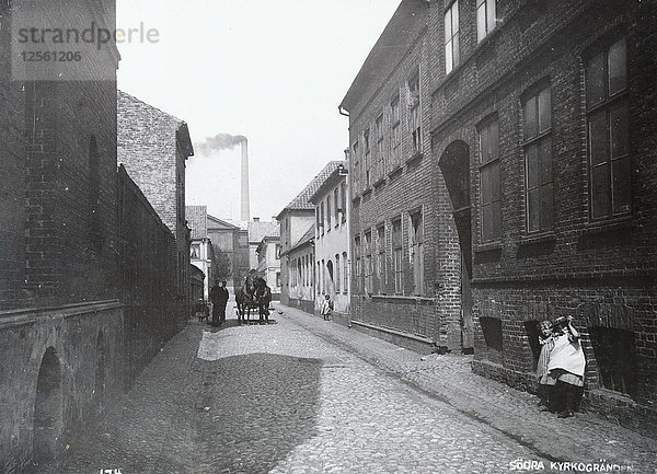 Die südliche Kirchenallee mit Wohnhäusern und einer Fabrik  Landskrona  Schweden  1900. Künstler: Borg Mesch