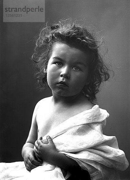Das kleine Mädchen des Fotografen posiert in seinem Atelier  Landskrona  Schweden  1910. Künstler: Unbekannt