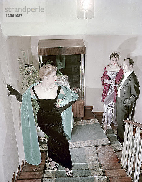 Weibliches Modell zeigt ein Abendkleid  Stockholm  1950er Jahre. Künstler: Göran Algård