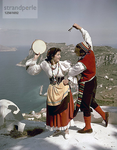 Tänzerinnen führen eine Tarantella über der Bucht von Neapel auf  Insel Capri  Italien  1948. Künstler: Göran Algård