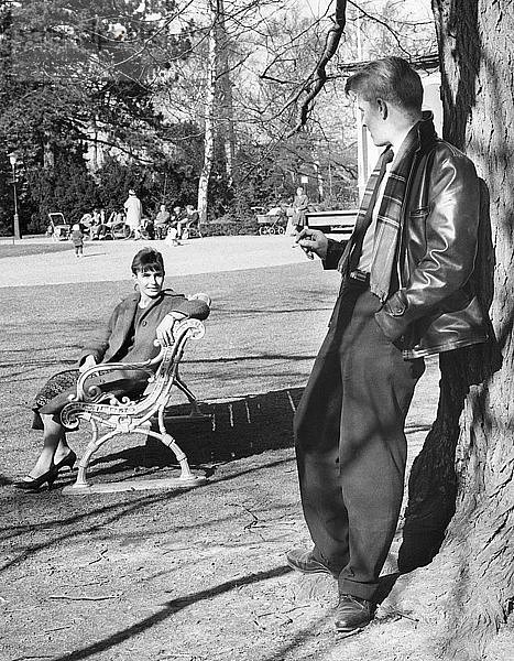 Ein Flirt im Park  Trelleborg  Schweden  1960. Künstler: Unbekannt