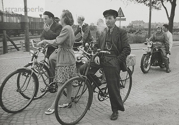 Radfahrer an einem Bahnübergang  Landskrona  Schweden  1950. Künstler: Unbekannt
