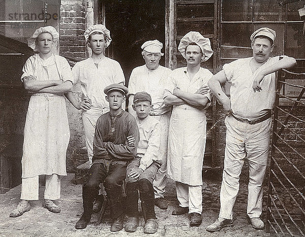 Die Belegschaft der Bäckerei Borgs  Landskrona  Schweden  um 1920. Künstler: Unbekannt
