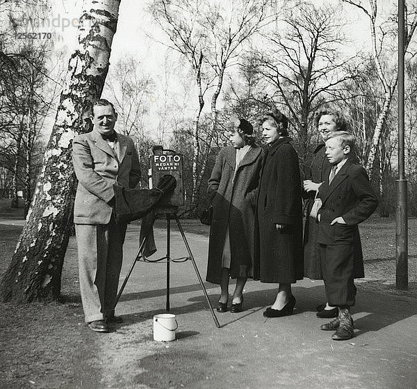 Ein Fotograf in einem Park  Landskrona  Schweden 1952. Künstler: Unbekannt