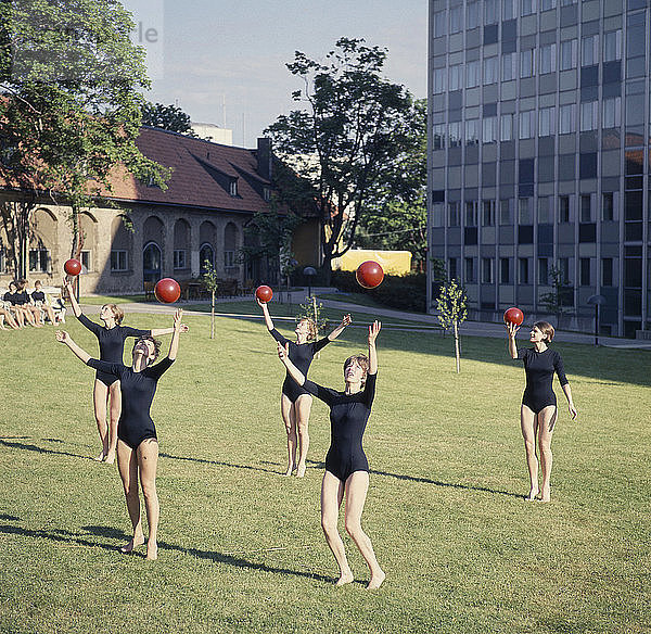 Idlaflickorna (Die Ernst Idla Mädchen)  berühmte schwedische Gruppe für rhythmische Gymnastik. Künstler: Göran Algård