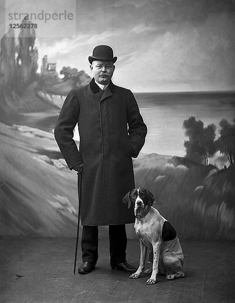 Eleganter Mann im schwarzen Mantel posiert mit seinem Hund  Landskrona  Schweden  1910. Künstler: Unbekannt