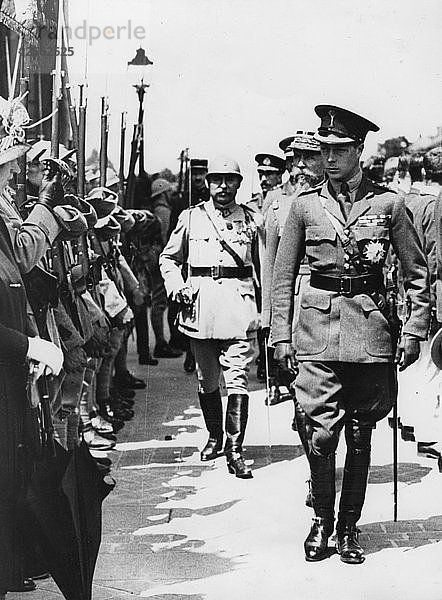 Edward  Prinz von Wales  inspiziert französische Truppen in Frankreich  Erster Weltkrieg  1914-1918. Künstler: Unbekannt