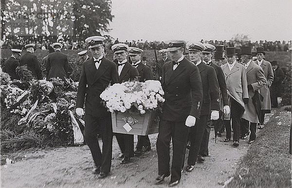 Beerdigung von Hauptmann Liljeberg und Nils Uttergård  Schweden  1932. Künstler: Otto Ohm
