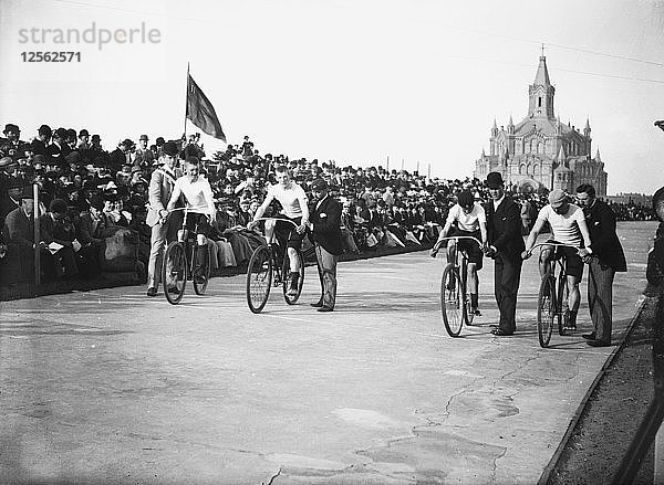 Radrennen  Malmö  Schweden  um 1910. Künstler: Unbekannt
