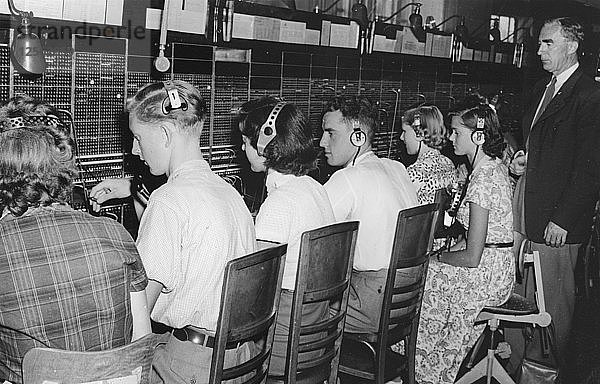 Männer und Frauen in einer Telefonzentrale  Trelleborg  Schweden  Mitte des 20. Jahrhunderts. Künstler: Unbekannt