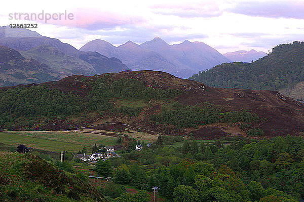 Blick nach Osten von Kyle of Lochalsh  Highland  Schottland.