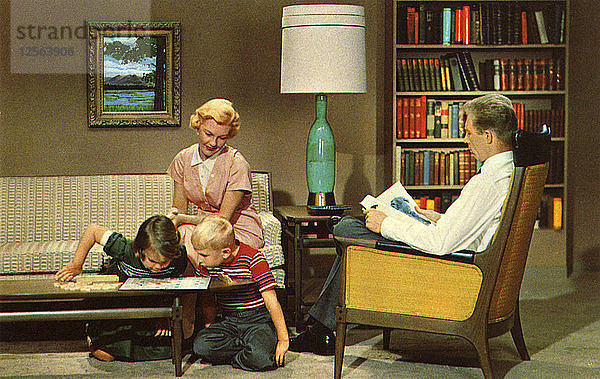 Familie in ihrem Wohnzimmer  USA  1962. Künstler: Unbekannt