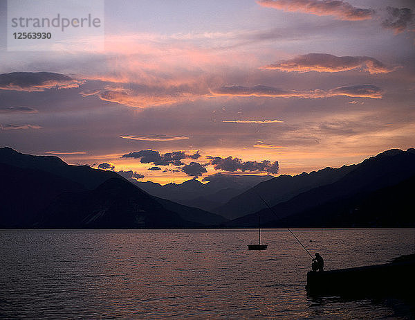 Fischer bei Sonnenuntergang  Lago Maggiore  Italien.