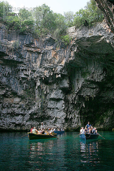 Touristische Bootsfahrt  Melissani-See  Kefalonia  Griechenland.