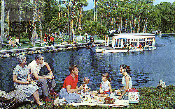 Eine Familie macht ein Picknick am Wasser  Silver Springs  Florida  USA  1959. Künstler: Mozert