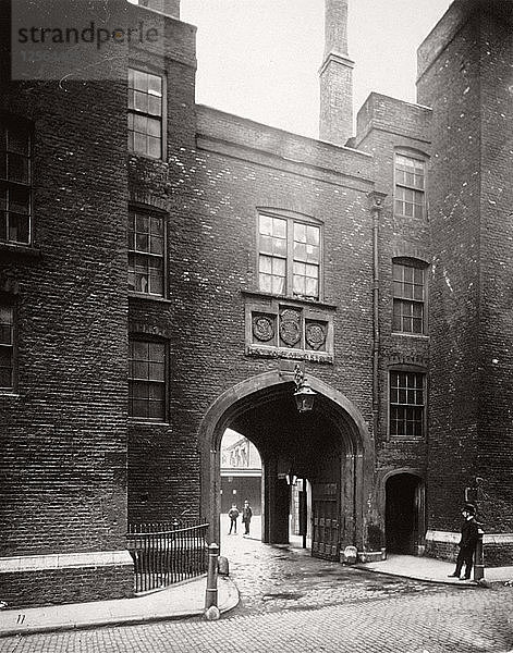 Ansicht des Lincolns Inn Gatehouse  Holborn  Camden  London  1867. Künstler: Gesellschaft für das Fotografieren der Relikte des alten London