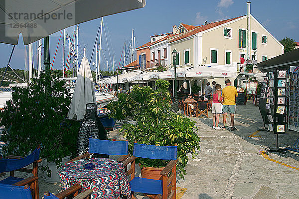 Restaurant direkt am Wasser im Hafen von Fiskardo  Kefalonia  Griechenland.