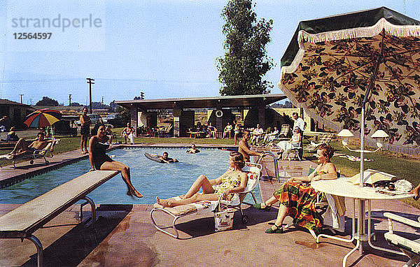 Gäste entspannen sich am Swimmingpool  20th Century Motor Lodge  Glendora  Kalifornien  USA  1958. Künstler: Unbekannt