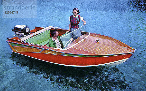 Ein Mann und eine Frau in einem hölzernen Motorboot der Marke Carter Craft  Silver Springs  Florida  USA  1956. Künstler: Unbekannt
