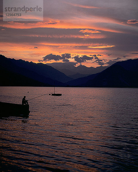Angeln bei Sonnenuntergang  Lago Maggiore  Italien.