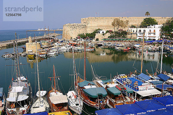Hafen und Burg  Kyrenia (Girne)  Nordzypern.